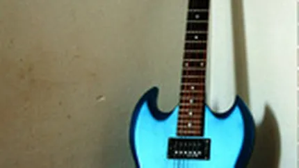 Jocul-hit Guitar Hero are un rival periculos: Acum se canta la chitara adevarata