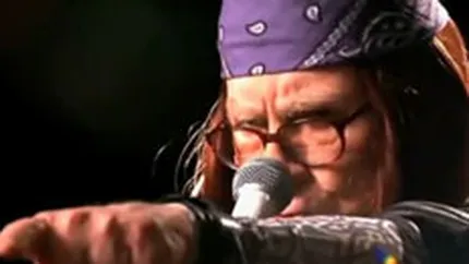 Aspiratii de miliardar: Warren Buffett canta rock, \deghizat\ in Axl Rose