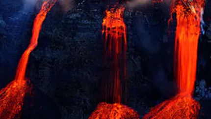 Vezi imagini spectaculoase cu eruptia vulcanului care ar putea provoca pagube de 1 mld. $ (FOTO)