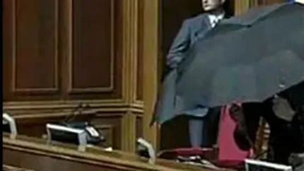 Mentinerea flotei ruse in Crimeea a incins spiritele in Parlamentul de la Kiev. Vezi VIDEO cu bataia