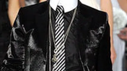 Designerul casei Chanel vrea sa creeze articole vestimentare pentru publicul larg