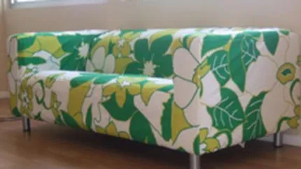 Se poate si in Micul Paris: Ikea isi promoveaza canapelele in metroul bucurestean