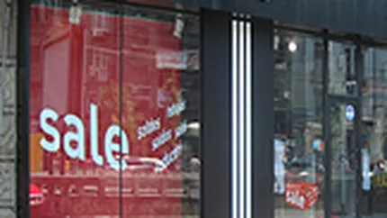 Cel mai scump bulevard din Romania lupta cu criza: Retailerii inlocuiesc manechinele din vitrine cu afise cu promotii (Galerie FOTO)