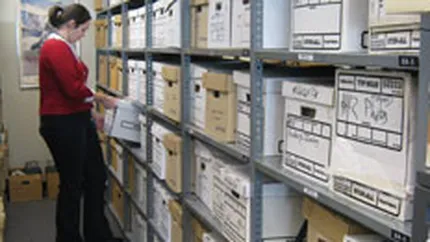 Senat: Operatorii economici pot presta servicii de arhivare numai cu autorizatie