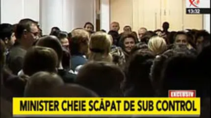 Imagini de la protestul spontan al angajatilor pe holurile Ministerului Finantelor: \Nu ne-am primit stimulentele de doua luni\ (FOTO)