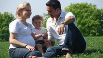 FMI contra femeii: Vrea reducerea concediului maternal la un an si indemnizatie de 600-1.000 lei