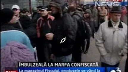 Coada de zeci de metri la deschiderea primului magazin de bunuri confiscate din Capitala. FOTO