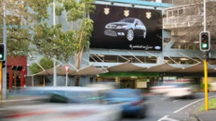 Publicitatea stradala va fi interzisa in parcuri, pe cladirile publice si pe copaci