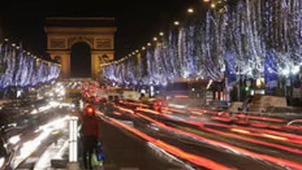 Peste 100.000 de persoane au sarbatorit Revelionul pe Champs-Elysees