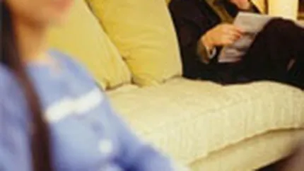 Peste 50% dintre romani isi iau bilet la spectacol cu cardul online