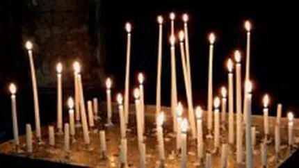Amenda de 5.000 de lei pentru enoriasi daca aprind alte lumanari decat cele ale bisericii