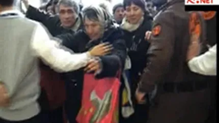 Hungry Friday: Sute de romani s-au calcat in picioare in magazine Cora si Penny Market. FOTO