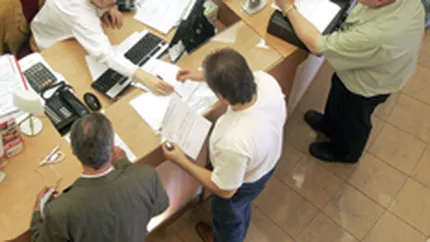 Romanii, prada usoara in fata bancilor: Cu ochii pe rata, uita de dobanda