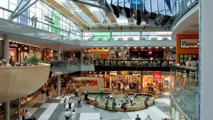 Cum isi cresc mall-urile atractivitatea: Produse eco, pachete turistice, ofertele liceelor sau haine de bazar