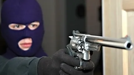 Jaf armat in Bucuresti, mai multi barbati mascati au blocat o masina si au furat 200.000 de lei