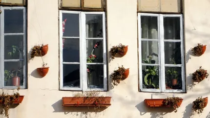 Romanii arunca pe fereastra de tip clasic 1 mld. euro pe an