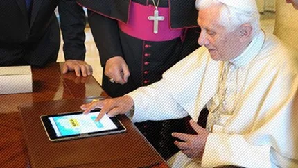 Papa a transmis primul mesaj pe Twitter, de pe un iPad, cu ocazia lansarii portalului de stiri al Vaticanului