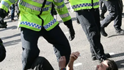 Twitter refuza sa inchida conturile celor care au participat la revoltele din Londra