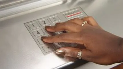 Clientii Raiffeisen Bank isi pot plati factura Orange la bancomatele bancii