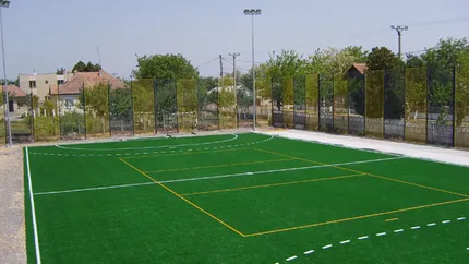 Facem ca grecii, poate patim ca ei. Pentru ce 160 noi terenuri de sport?