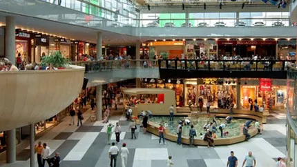 Interzicem mall-urile ca sa ajutam micii comercianti? N-avem noi atata curaj