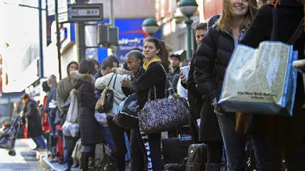 Americanii asalteaza magazinele pentru chilipirurile din vinerea neagra