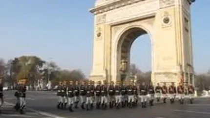 Parada de Ziua Nationala: Peste 1.500 de militari si tehnica militara au defilat in Piata Arcului de Triumf