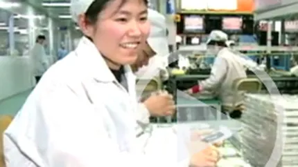 Cate perechi de maini asambleaza un iPad. VIDEO