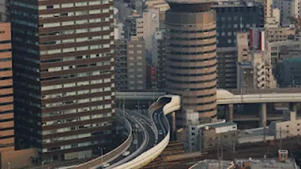 Truc ingineresc: Japonezii au construit o autostrada ce trece printr-o cladire (Foto)