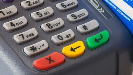 Cum poti retrage numerar cu cardul de la casele din supermarket