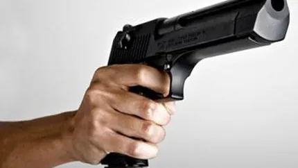 Jaf armat in Botosani: Doi barbati cu cagule au spart o casa de amanet