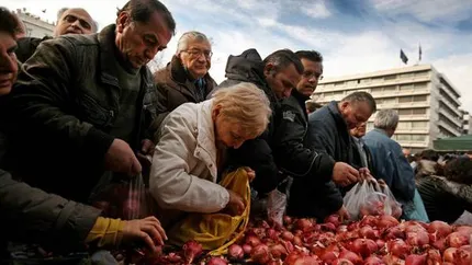 Imaginea saraciei in Grecia: Sute de oameni, la coada pentru a primi gratuit fructe si legume