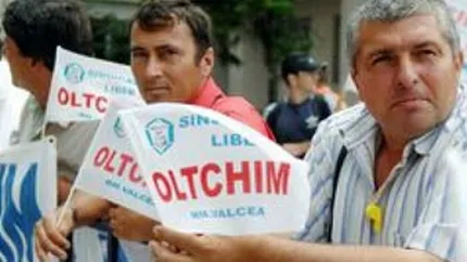 Peste 500 de salariati s-au adunat la Oltchim si asteapta revocarea conducerii sindicatului