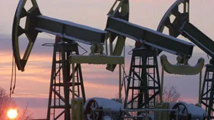 Pretul petrolului scade din cauza temerilor privind datoriile publice din SUA si Europa