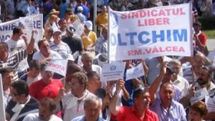 Angajatii Oltchim au reluat protestele si cer plata sumelor restante