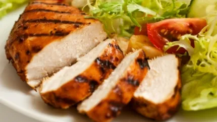 Turistii romani au renuntat la masa de pranz si impart cina cu copiii