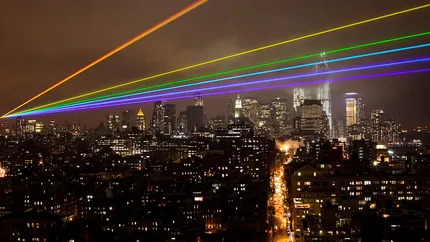 Laser-curcubeu de 56 km peste New-York, in memoria victimelor uraganului Sandy (Galerie Foto)