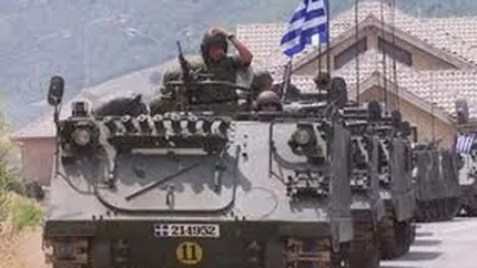 Greciei i s-a cerut sa renunte la serviciul militar obligatoriu pentru a face economii