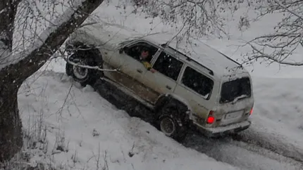 Gonind prin zapada. Masini care merg iarna ca vara (Video)