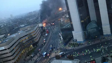 Un elicopter s-a prabusit in centrul Londrei. Doua persoane au murit (Video)