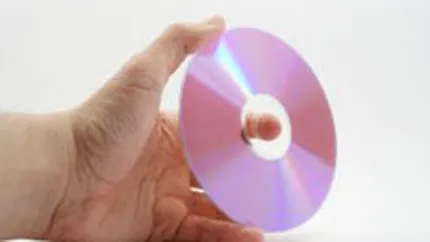 Politistii perchezitioneaza mai multe persoane specializate in multiplicarea de CD-uri si DVD-uri