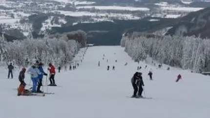 5.000 de turisti pe partiile de pe Valea Prahovei. Vantul puternic afecteaza instalatiile pe cablu