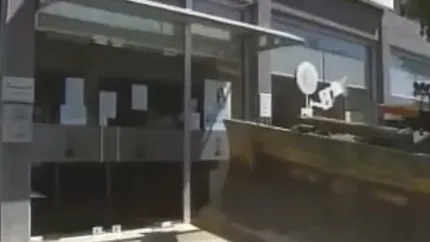 Reportaj BBC in Cipru: Protest cu buldozerul la o banca (Video)