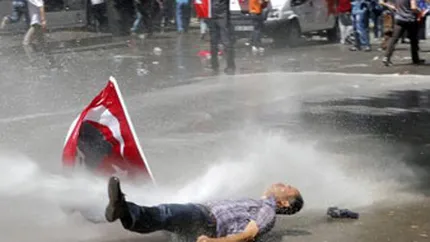 Protestele din Turcia: Politia a utilizat gaze lacrimogene si tunuri cu apa la Ankara