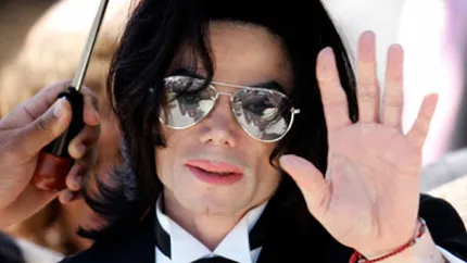 Michael Jackson ar fi platit 35 mil. dolari pentru a cumpara tacerea unor copii