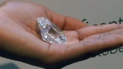 Un diamant alb cat un ou de gaina va fi scos la licitatie in Hong-Kong