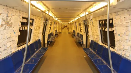 Poezie in subteran: Metroul bucurestean, tapetat cu 260.000 de biletele cu versuri