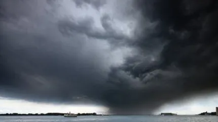 Mai multi morti si un milion de persoane evacuate din cauza ciclonului Phailin in India