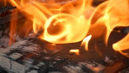 Incendiu puternic intr-o hala cu produse petroliere, langa Arpechim