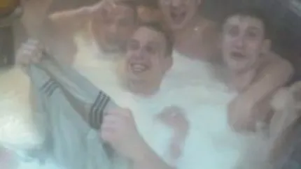 Scandal la o fabrica de branzeturi. Angajatii au facut baie in laptele folosit la preparate